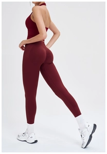 Détail de l'ensemble de yoga bordeaux sans couture avec legging taille haute et effet liftant