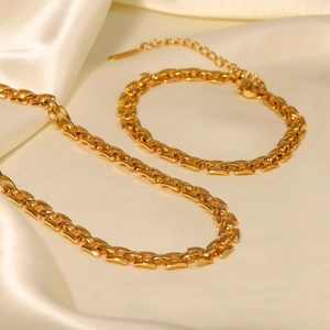 Détail du parure collier et bracelet en acier inoxydable plaqué or 18 carats sur soie