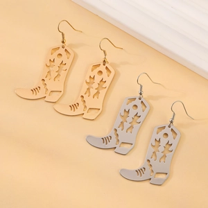 Détail de boucles d'oreilles bottes de cow-boy évidées en or et argent avec strass