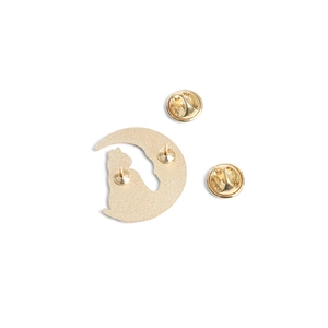 Broche chat et lune en émail avec dos en métal doré et fermoirs papillon doubles