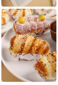Vue macro de cupcakes en PU réalistes avec sucre glace, garniture de fruits et de sésame