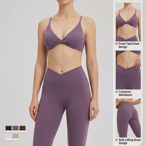 Set yoga viola morandi con reggiseno sportivo a spalline sottili e leggings incrociati a vita alta