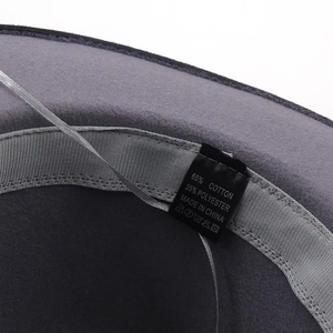 Dettaglio dell'interno del cappello fedora con 65% cotone e cuciture precise