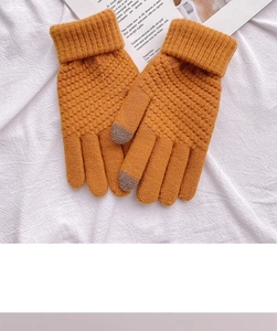 Dettaglio di guanti in maglia color zenzero touch con fodera calda e spessa