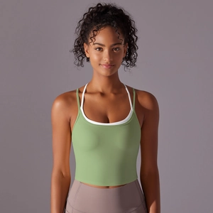 Détail de la conception double couche du soutien-gorge de yoga vert sans couture élastique