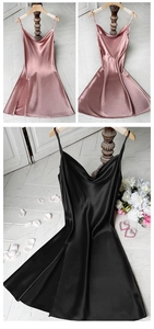 Détail de la robe nuisette en satin avec fente latérale haute et fines bretelles en soie