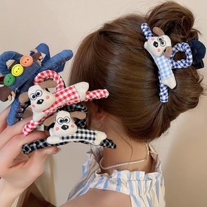 Détail des pinces à cheveux en acrylique avec motif de chien teckel en peluche à carreaux