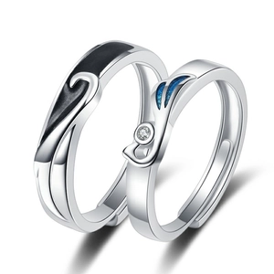 Verstellbare Partnerringe aus Silber mit Wellenemaille und blauem Walflossen-Detail