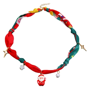 Détail du collier en foulard de soie de Noël avec pendentifs Père Noël et étoiles