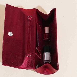 Innenansicht der roten Abendtasche aus Satin mit Fokus auf das geräumige Hauptfach