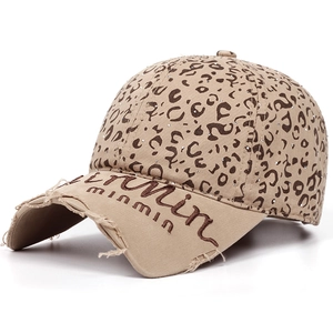 Ricamo minmin su berretto da baseball leopardato usurato con dettagli in strass lucidi