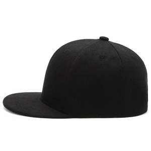 Gorra clásica negra de hip-hop con visera plana mostrada desde un ángulo lateral profesional