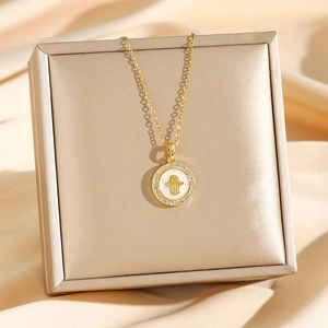 Collier Main de Fatma dorée avec zircons présenté sur un coffret à bijoux élégant