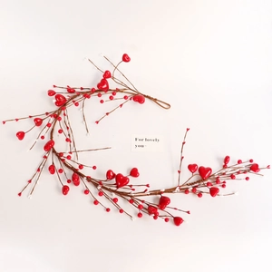 Detail of a 30cm heart-shaped wreath with vibrant red berries and festive decoration