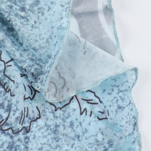 Makroaufnahme von blauem Blumen-Mesh-Gewebe mit hochdichtem Overlock-Stich-Detail