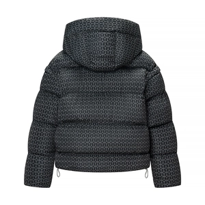 Rückansicht der gesteppten Baumwolljacke mit grauen geometrischen Mustern und Gummibündchen