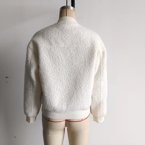 Vue arrière d'un blouson bomber court en polaire blanc cassé avec bords-côtes