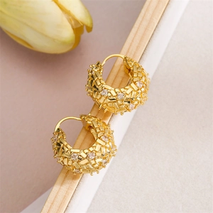 Macro di orecchini a cerchio placcati oro 14K con trama intrecciata e zirconi lucenti