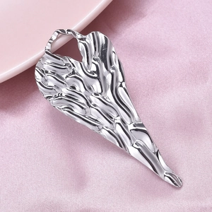 Vue macro d'un pendentif coeur irrégulier en acier inoxydable argenté avec texture
