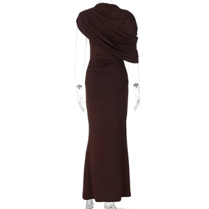 Vue détaillée d'une robe longue moulante marron foncé avec fronces et drapé arrière asymétrique