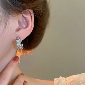 Boucles d'oreilles créoles C en argent texturé irrégulier avec une finition mate moderne