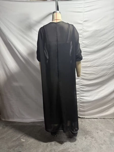 Rückansicht eines langen schwarzen Cardigans aus transparentem Chiffon mit Stofffalten