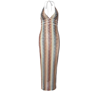 Détail de la texture en maille crochet colorée et du col licou de cette robe longue rayée