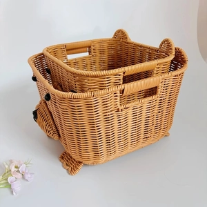 Dettaglio dei cesti in rattan a forma di orso che mostrano l'intreccio e le orecchie