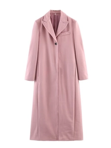 Dettaglio di un cappotto lungo rosa in misto lana con revers e tasche laterali