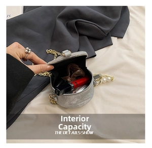 Détail de la mini sacoche ronde montrant la capacité intérieure pour petits accessoires