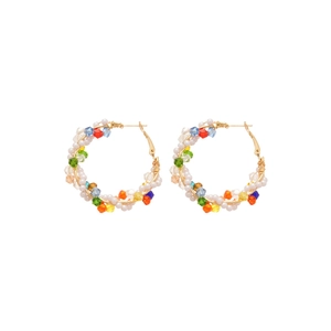 Aros bohemios con cristales arcoíris y perlas blancas, detalle de alambre bañado en oro