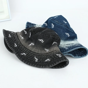 Détails de bobs en denim vieilli avec broderie Nope et finition délavée en dégradé
