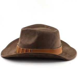 Detail eines braunen Wildleder-Cowboyhuts mit Lederband und Metallverzierung