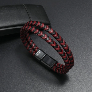 Dettaglio del bracciale in pelle intrecciata a doppio strato con chiusura magnetica nera