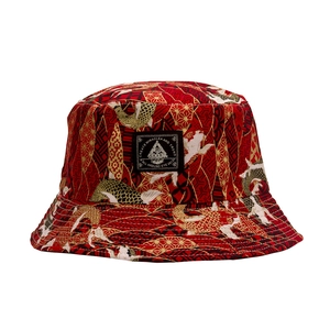 Bob réversible rouge avec motif carpe koï dorée et étiquette carrée tendance en tissu