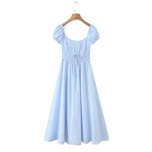 Detalle del vestido de rayas azul claro con mangas abullonadas, escote cuadrado y cordón frontal