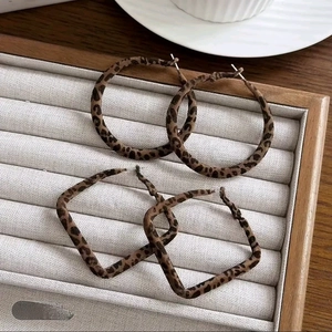 Créoles rétro à motif léopard en tissu aux formes géométriques rondes et carrées