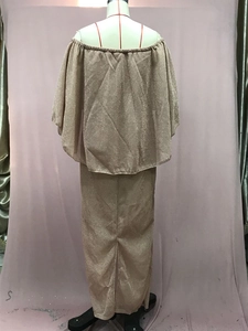 Detail van champagne goud lovertjes stof en off-shoulder avondjurk ontwerp met ruches