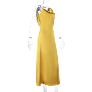 Détail d'une robe longue en satin élégante avec col bénitier et texture de soie lisse