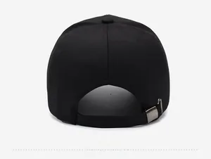 Vue arrière détaillée de la casquette de baseball noire avec boucle métallique réglable