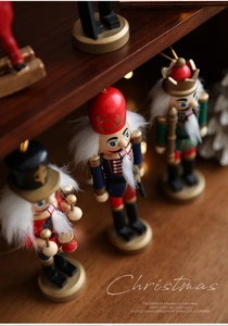 Klassische Nussknacker-Soldatenfiguren mit warmer Festbeleuchtung und Weihnachts-Holzdisplay