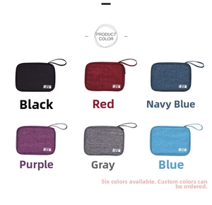 Vista piatta di borse organizer digitali in sei colori, tra cui nero e blu navy