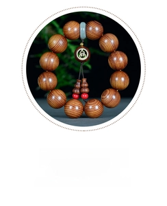 Détail macro du bracelet bouddhiste en bois de poirier avec perle de jade verte