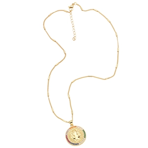 Collier religieux Saint-Benoît doré avec pendentif rond serti de zircons colorés