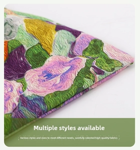Primer plano detallado de la textura de pintura al óleo floral en el bolso de lona