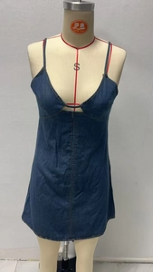 Detail van de uitgesneden halslijn en dunne bandjes van deze donkerblauwe denim A-lijn jurk