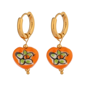 Détail de boucles d'oreilles créoles dorées avec coeurs orange et fleurs peintes à la main