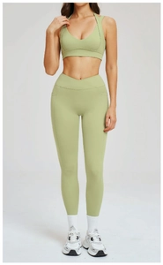 Dettaglio dei leggings yoga a vita alta a V con tasche laterali in colore verde salvia