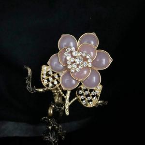 Vintage Blumenbrosche mit rosa Emaille-Blüten und funkelnden Kristallen auf Gold