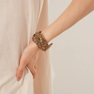 Gros plan détaillé du bracelet multicouche en perles de verre avec finition bronze vintage